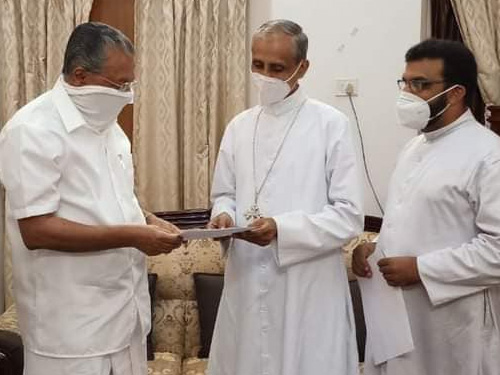 മാർ ജേക്കബ് മുരിക്കൻ മുഖ്യമന്ത്രി പിണറായി വിജയന് നിവേദനം നൽകുന്നു